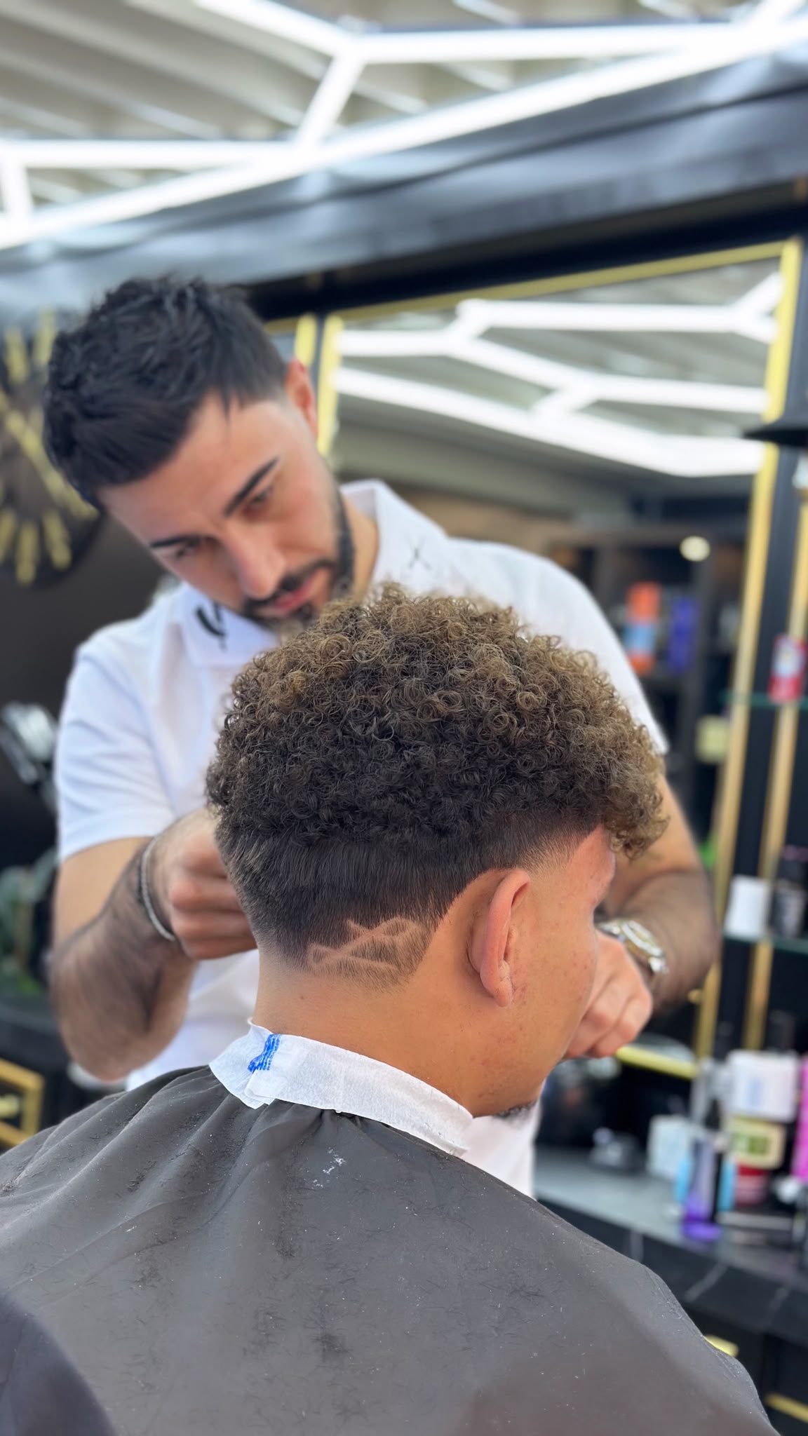 Barber schneidet Haare bei DLOO