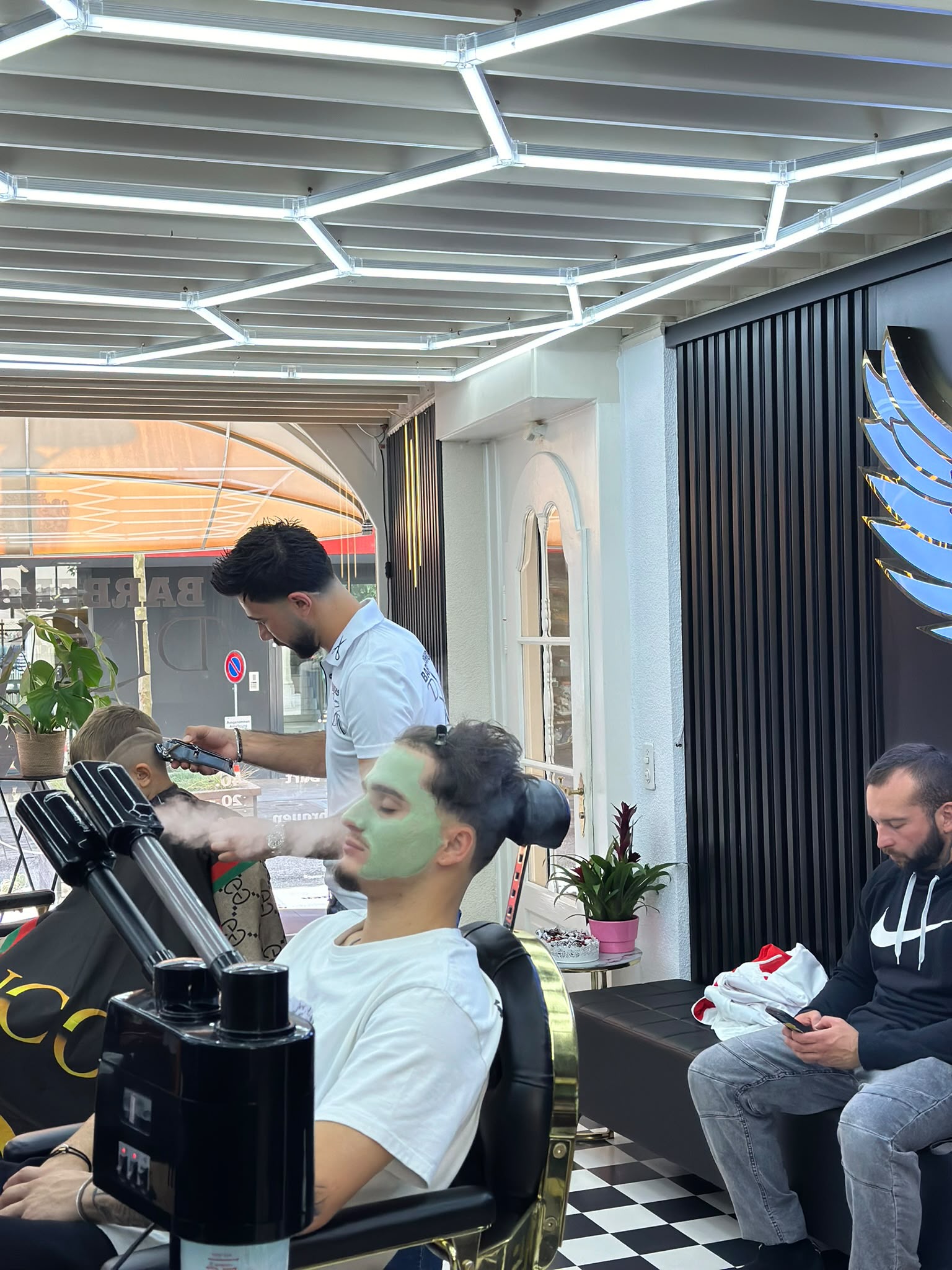 Innenraum im DLOO Barbershop mit Kunde