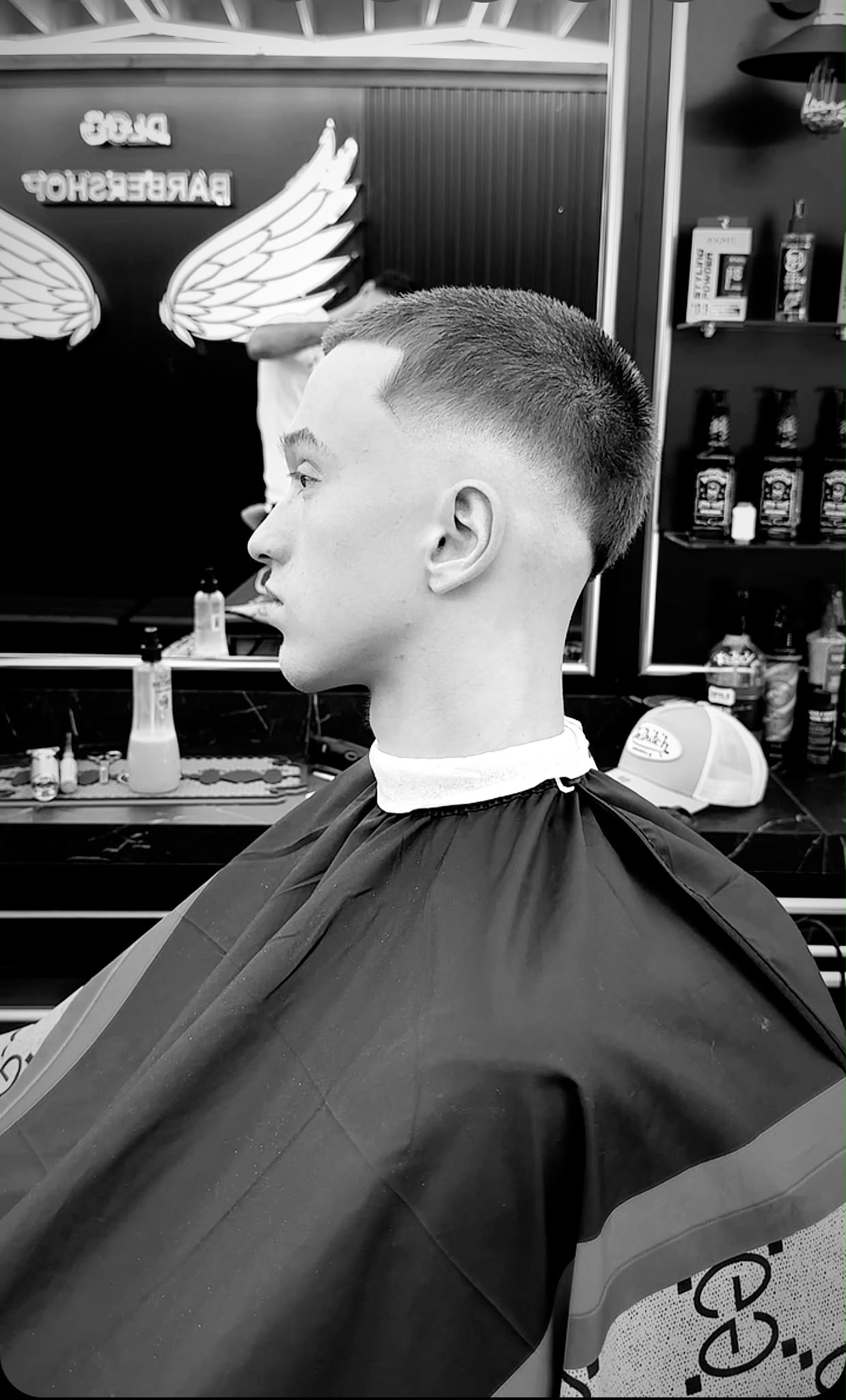 Haarschnitt vor DLOO-Wandlogo