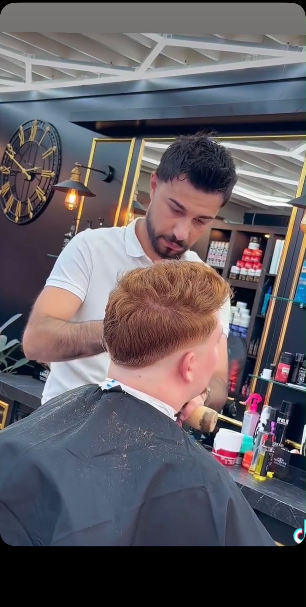 Barber arbeitet an einem neuen Haarschnitt im DLOO
